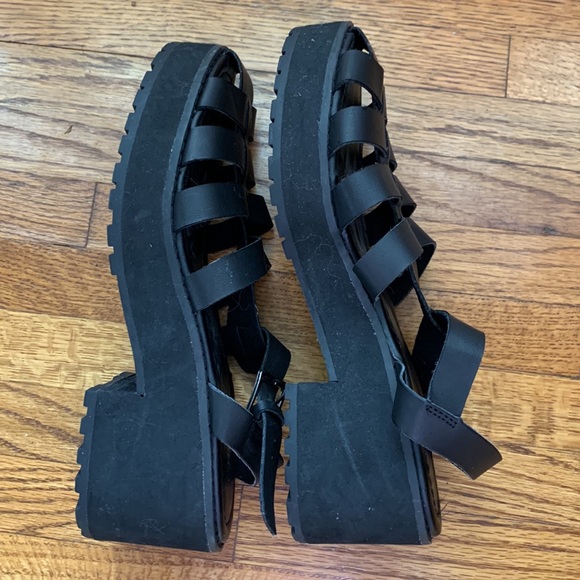 Vegan leather sandals with slight platform. - Picture 3 of 5